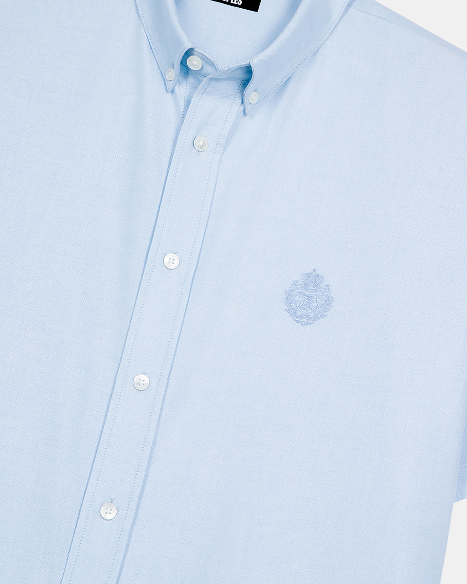 Short-sleeved shirt with blue crest