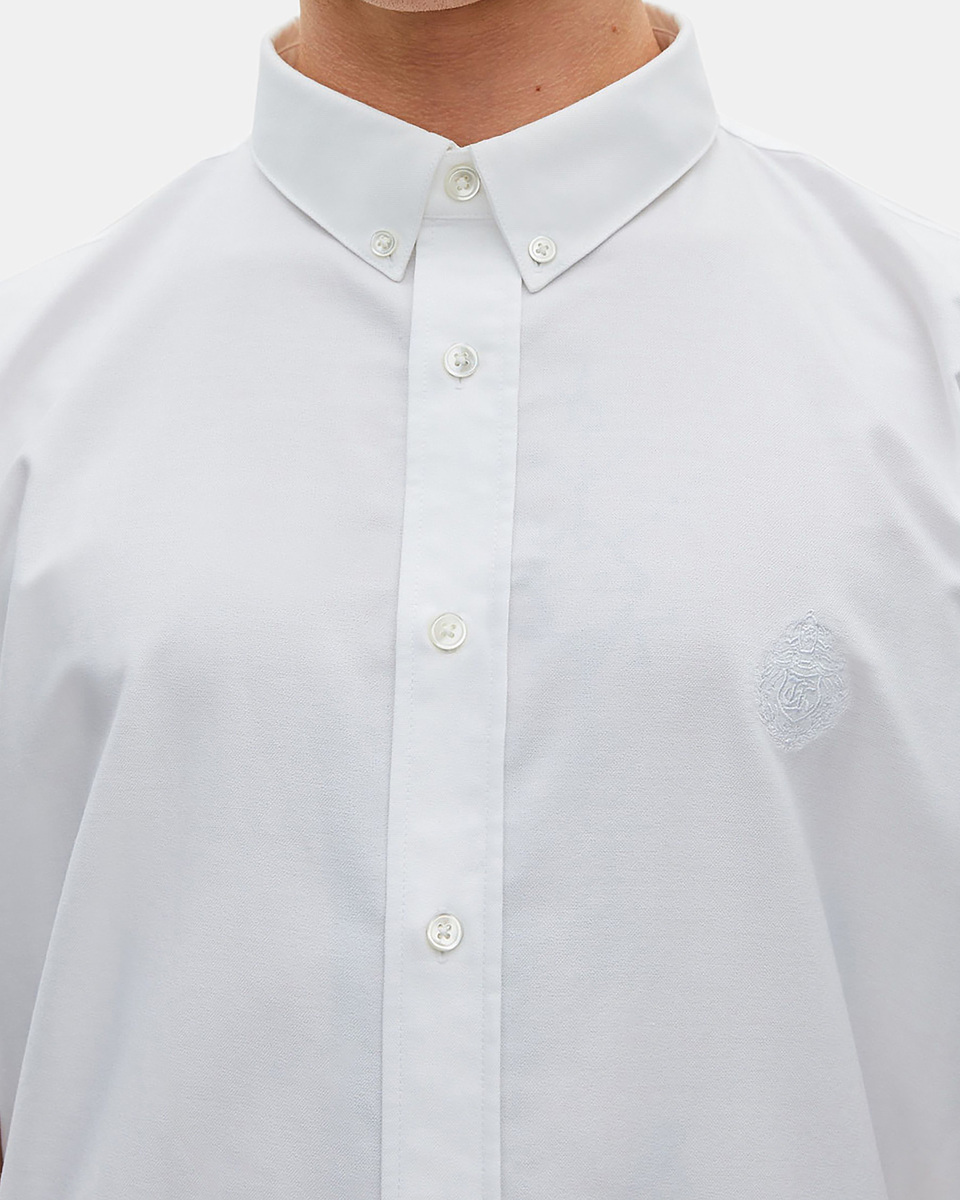 Short-sleeved shirt with white blazon