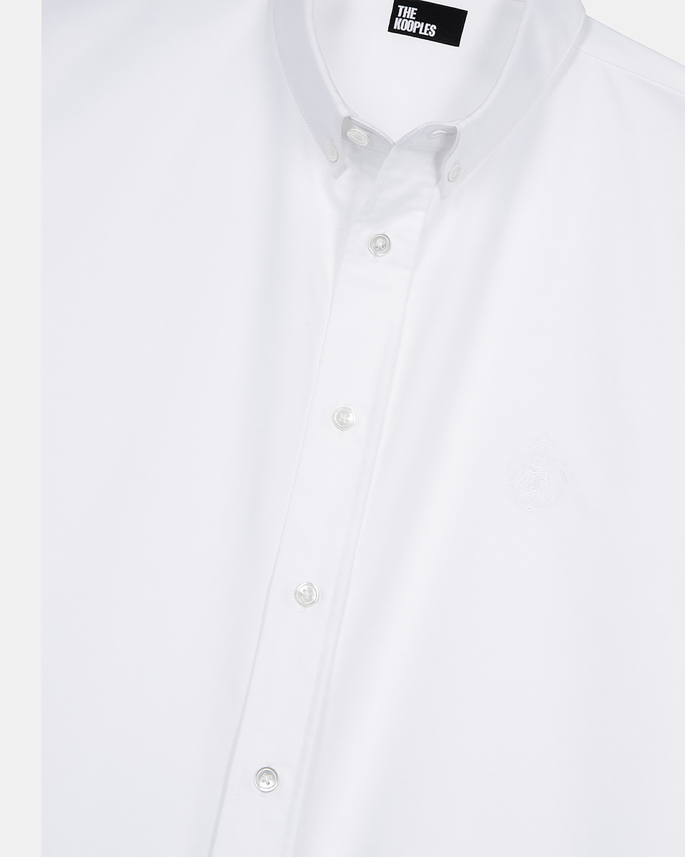 Short-sleeved shirt with white blazon