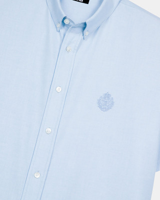 Short-sleeved shirt with blue crest