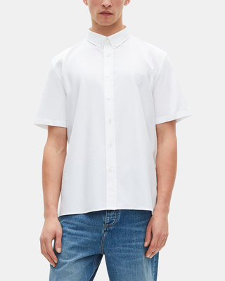 Short-sleeved shirt with white blazon