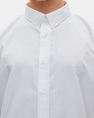 Short-sleeved shirt with white blazon