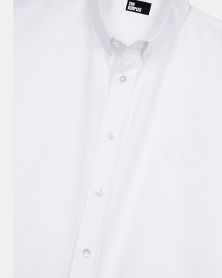 Short-sleeved shirt with white blazon