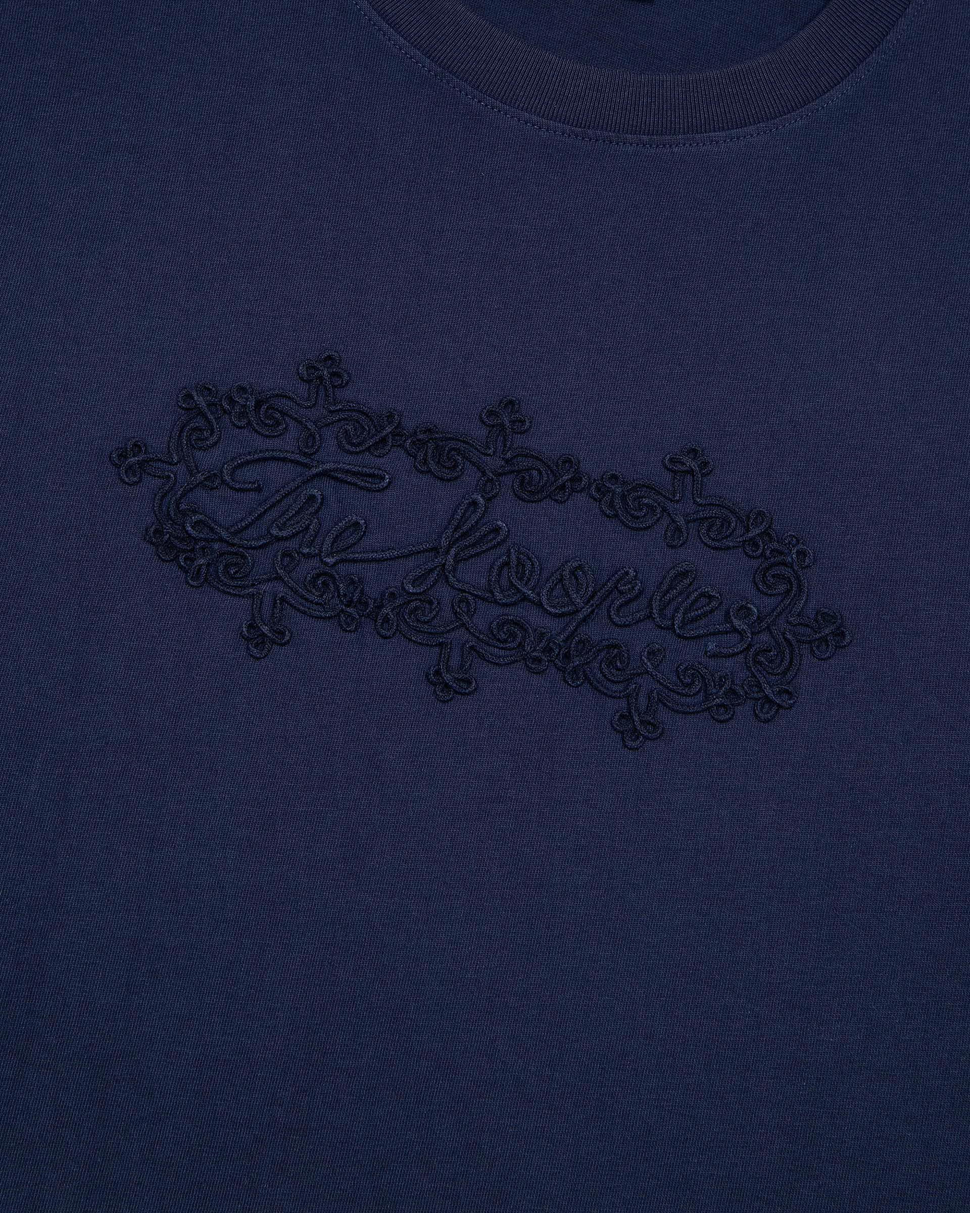 T-shirt with navy blue logo embroidery