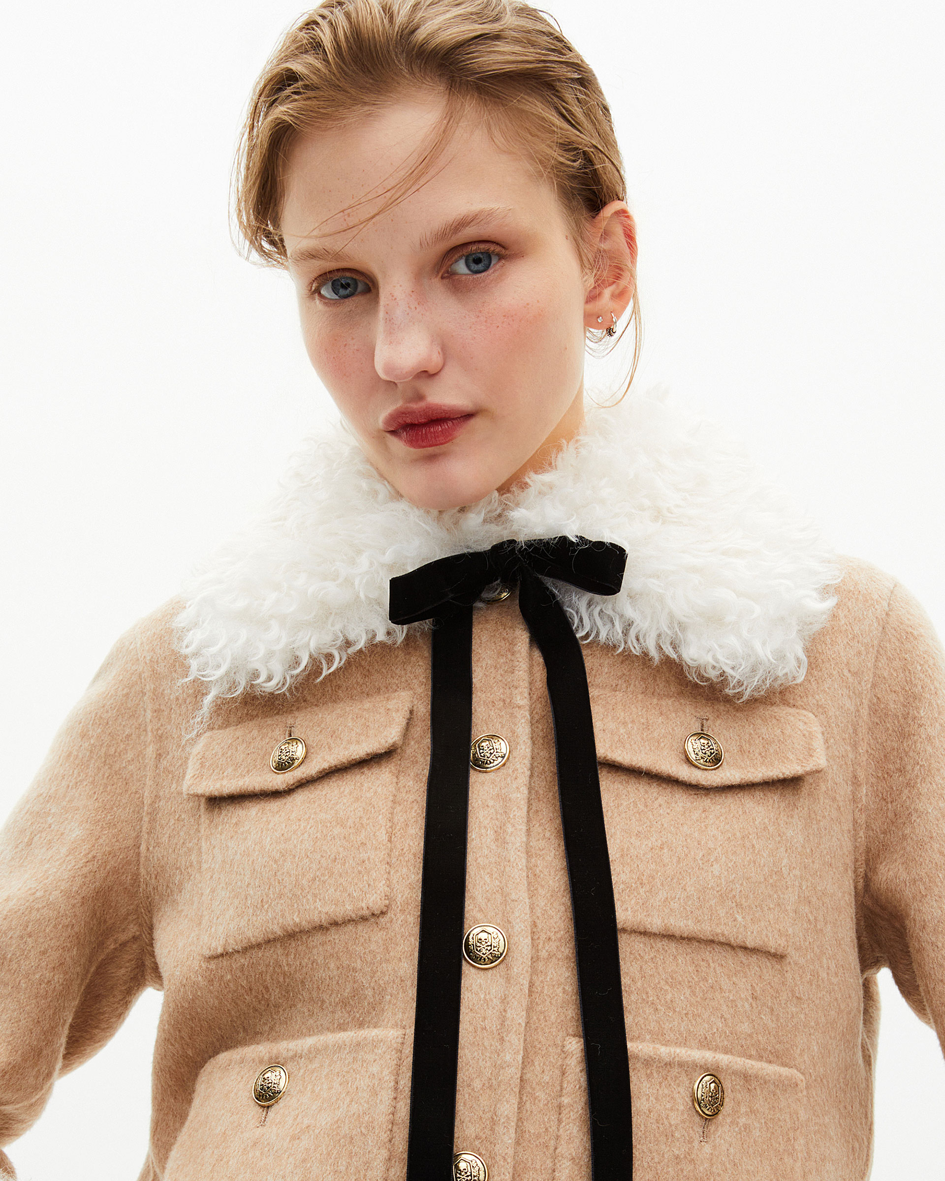 Short wool jacket with beige sherpa collar