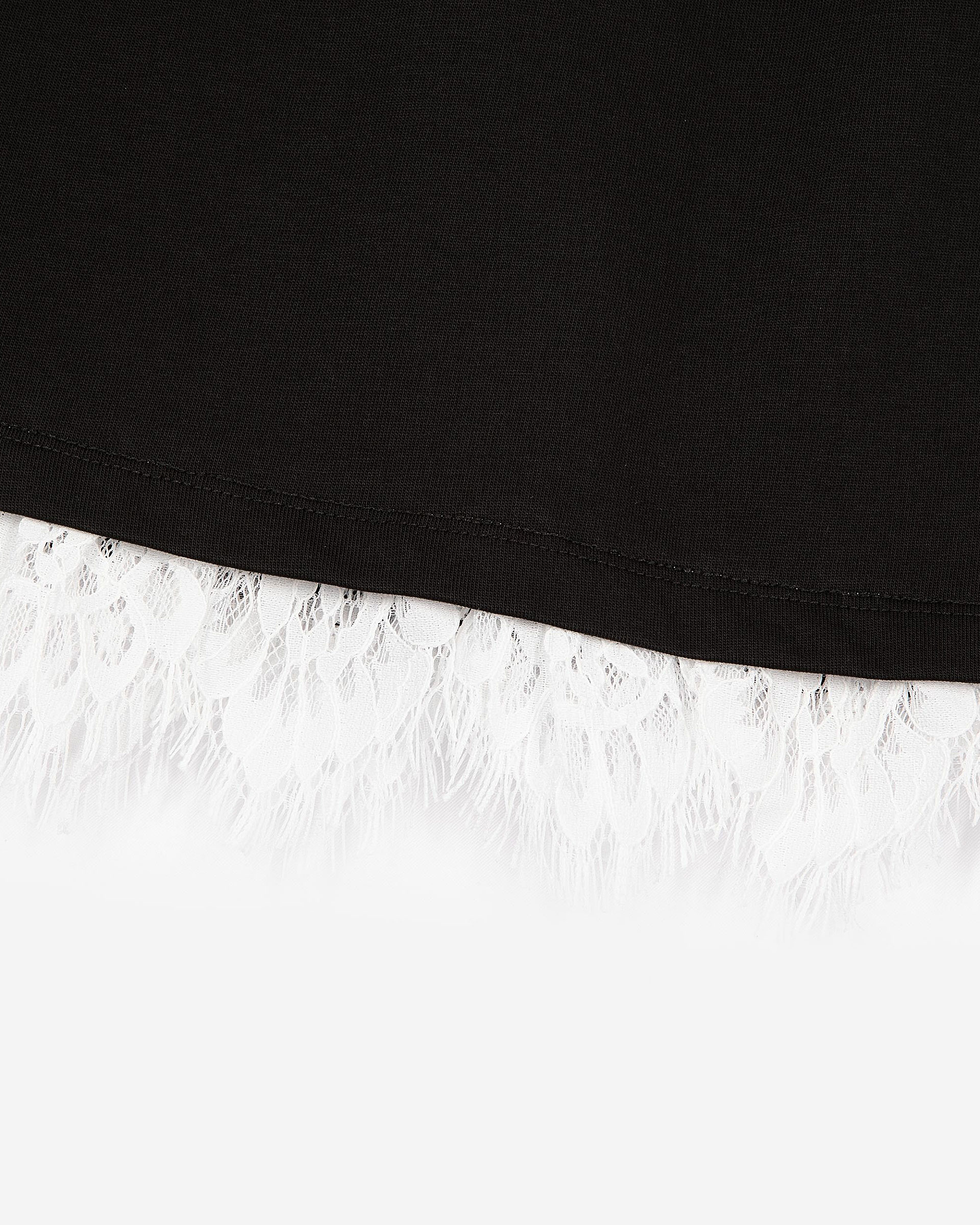 Short skirt with black lace
