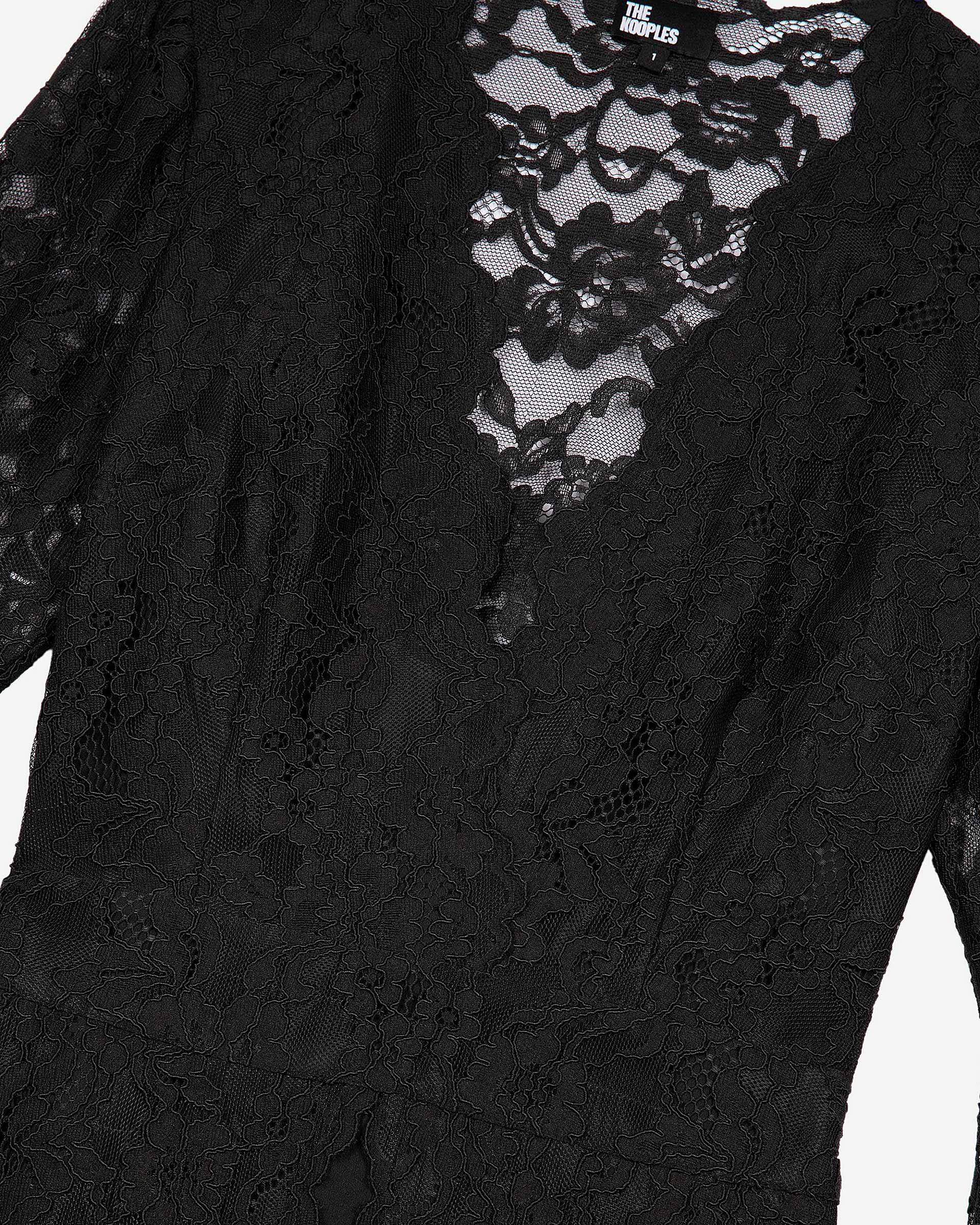 Short dress with flared sleeves in black lace