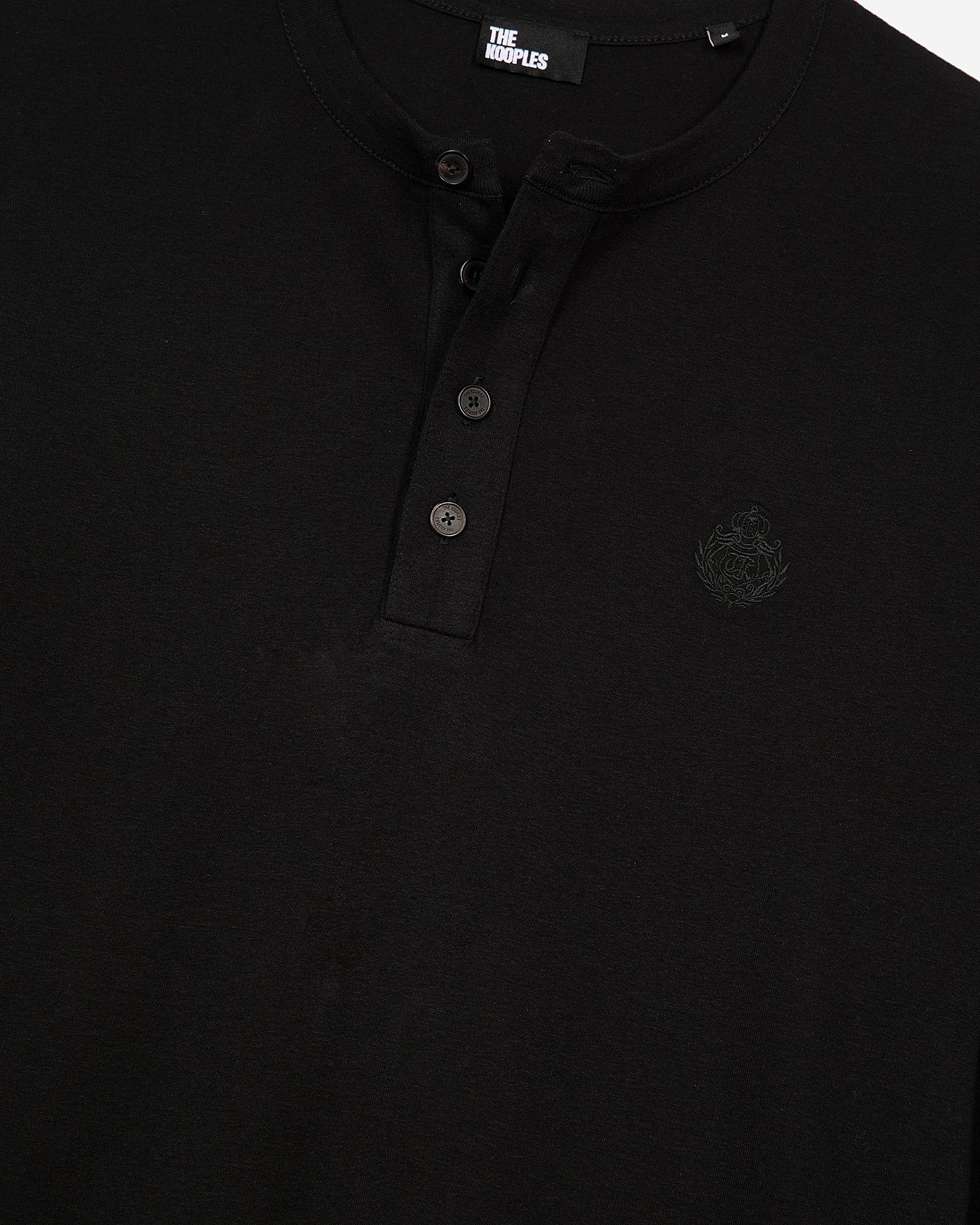 Long-sleeved T-shirt with black crest
