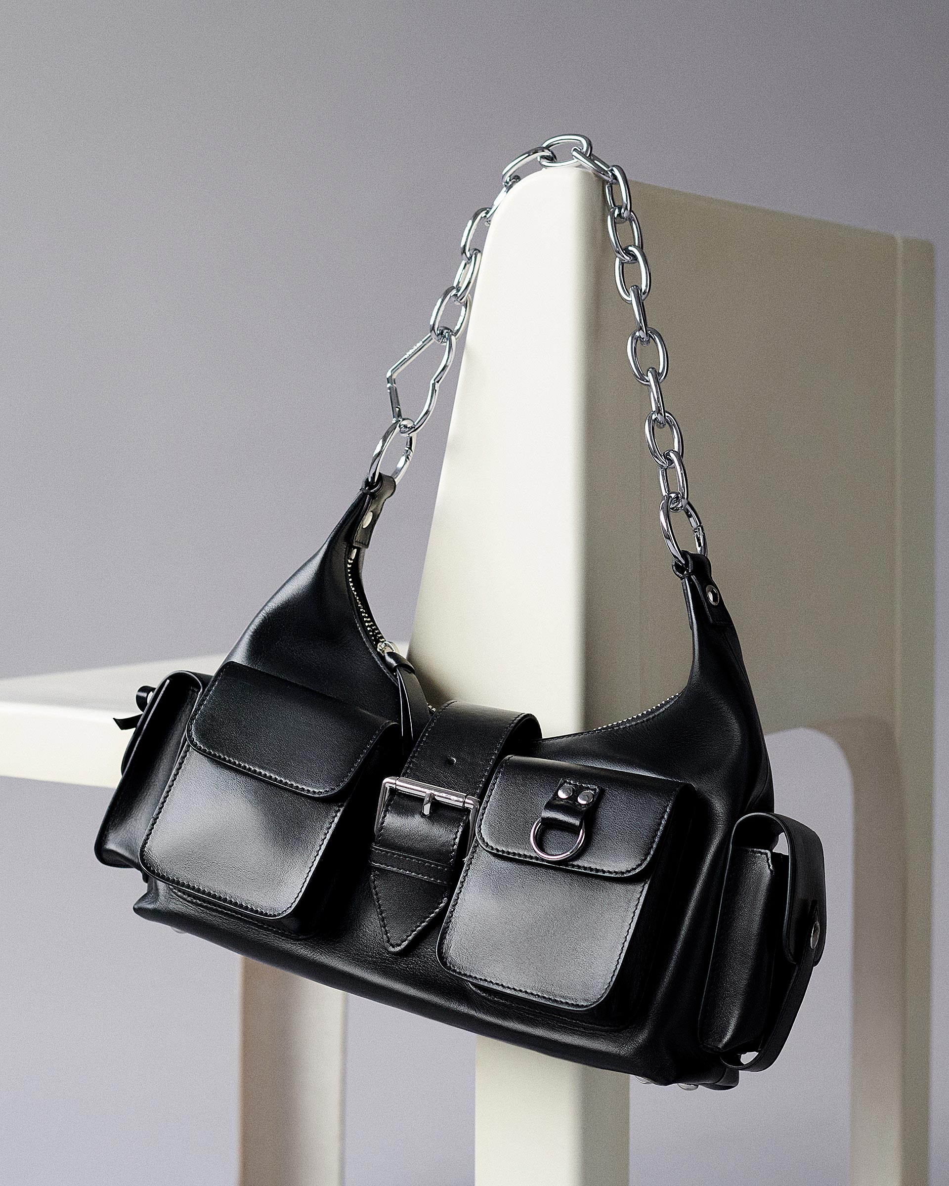 Amelia bag with smooth black leather chain