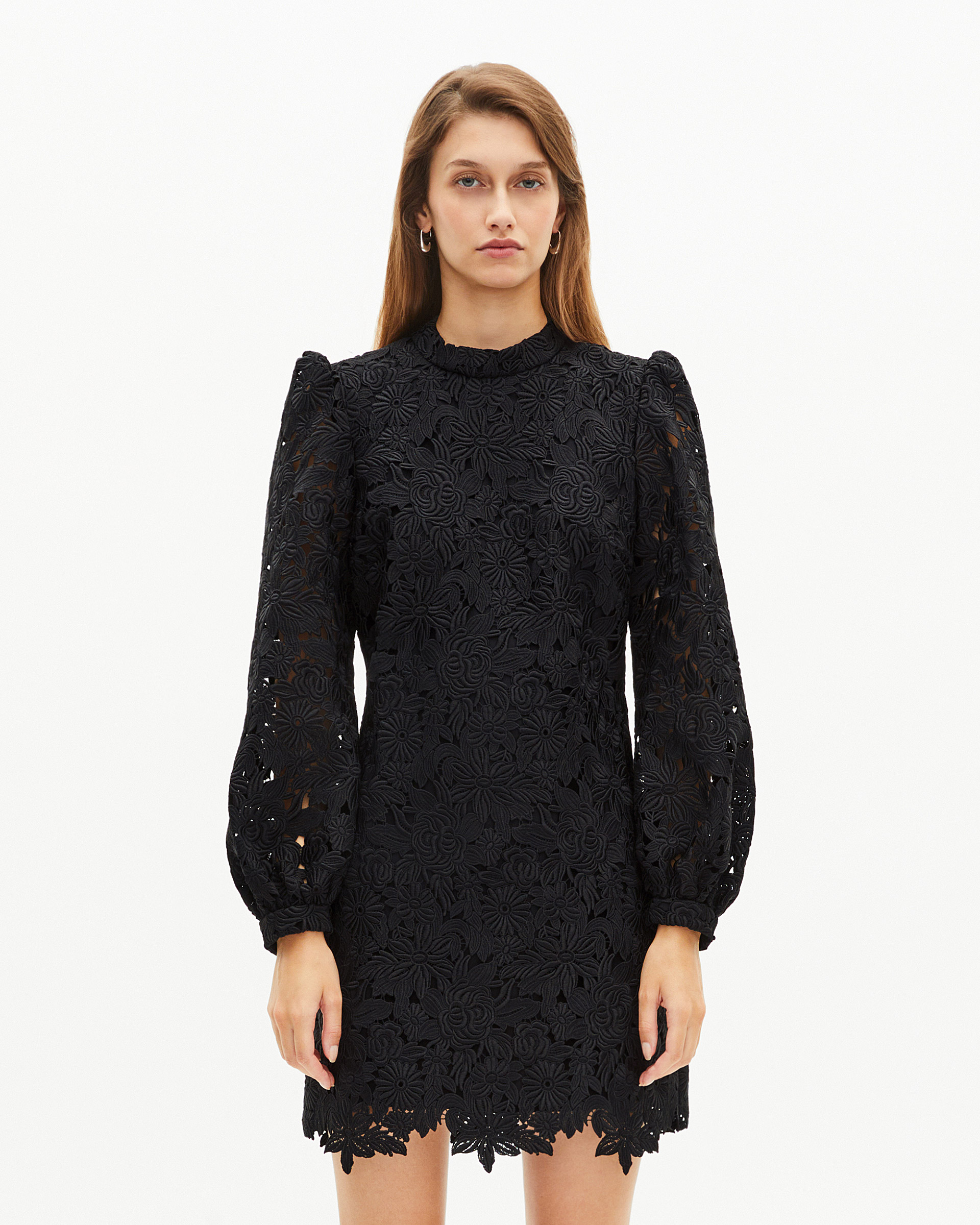 Short dress in black floral lace