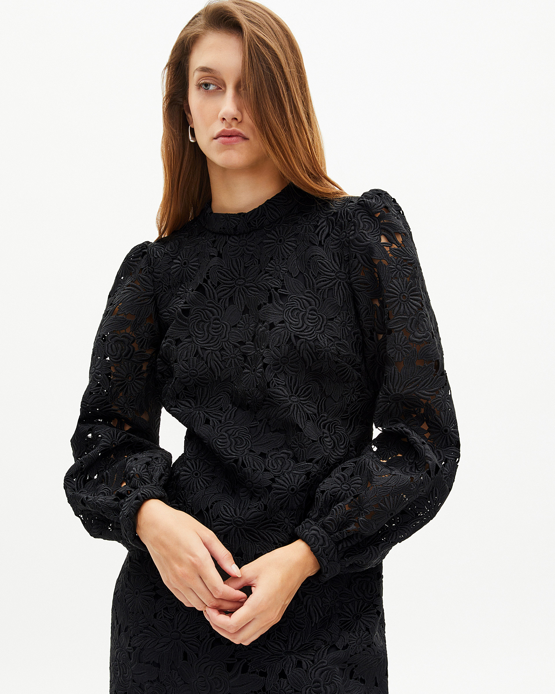 Short dress in black floral lace