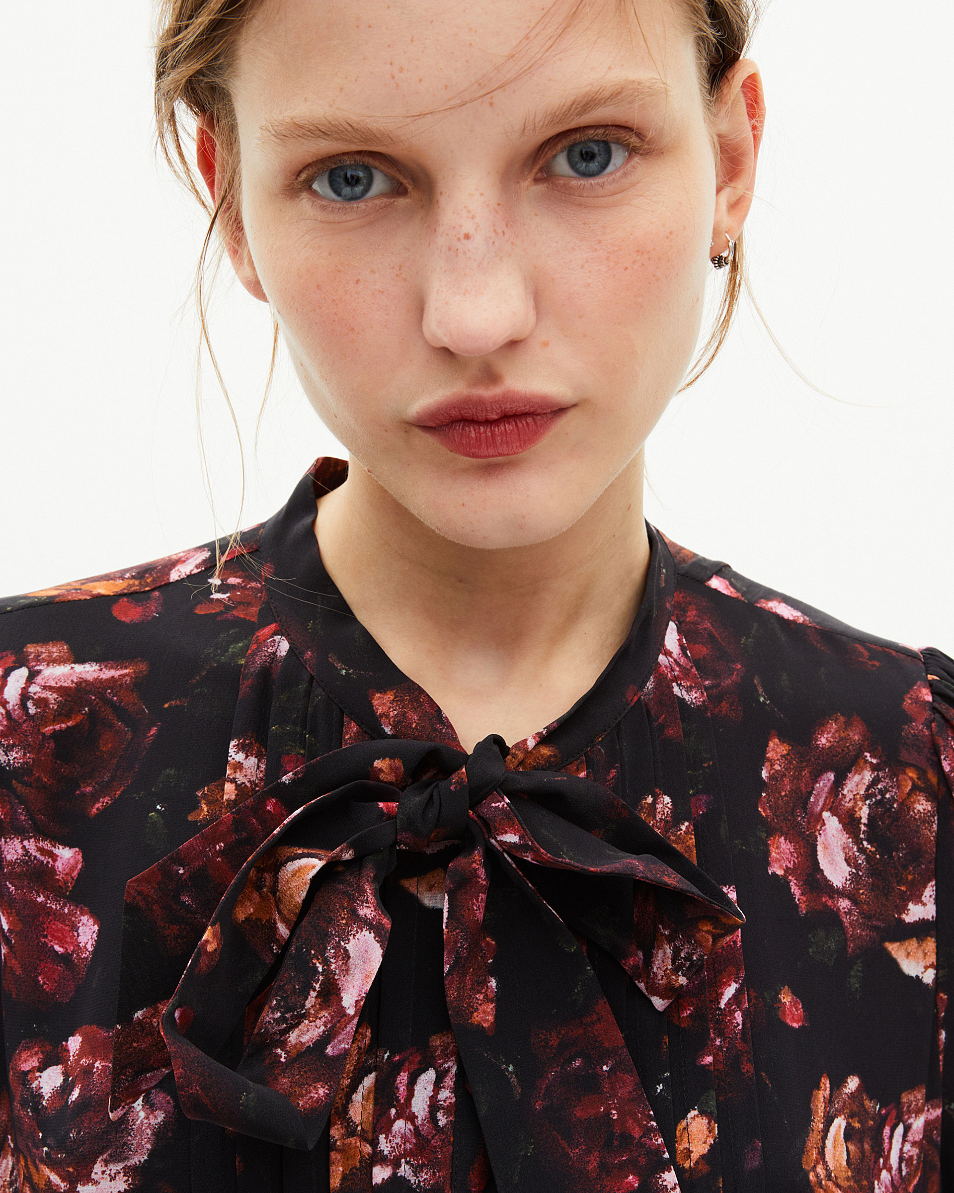 Rose print short dress in burgundy silk blend