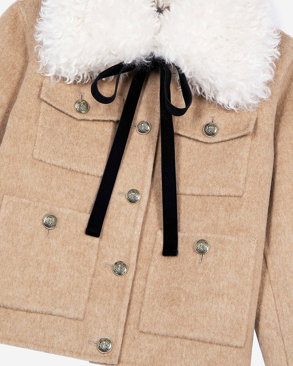 Short wool jacket with beige sherpa collar
