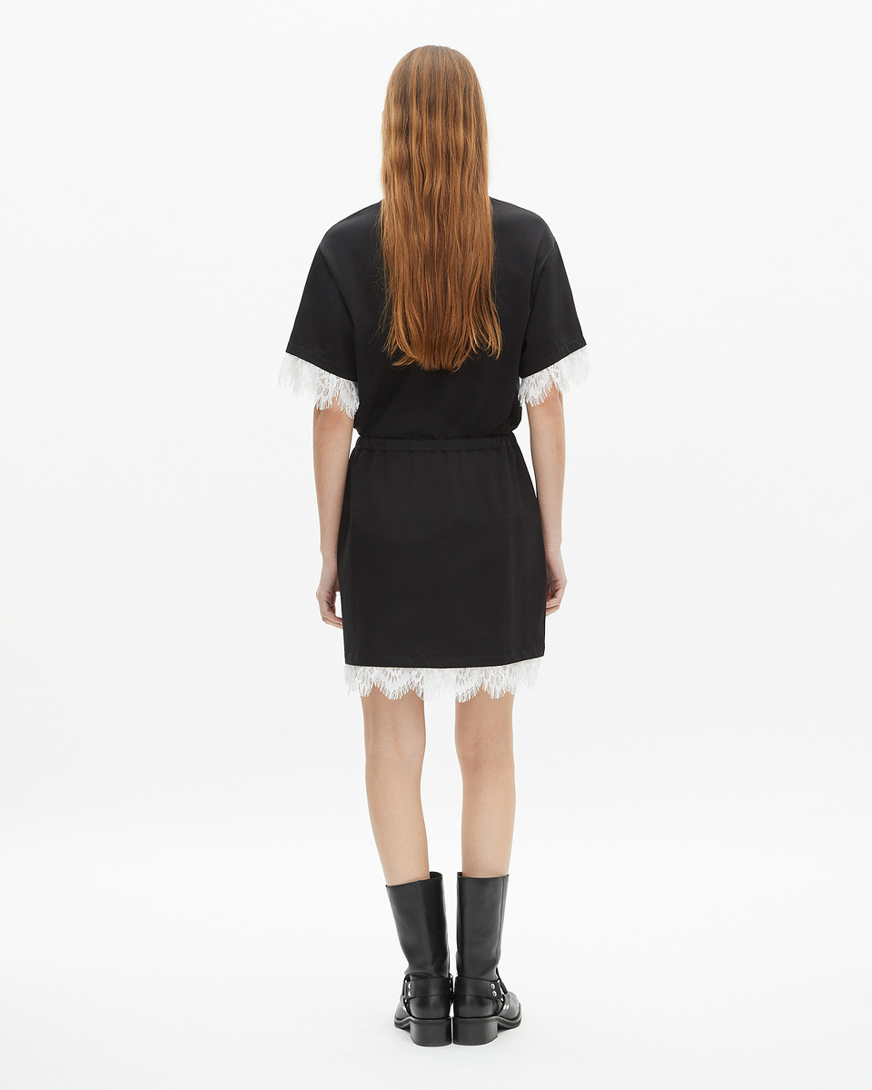 Short skirt with black lace