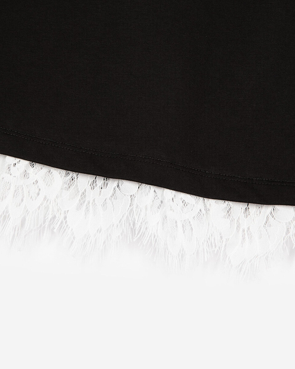 Short skirt with black lace