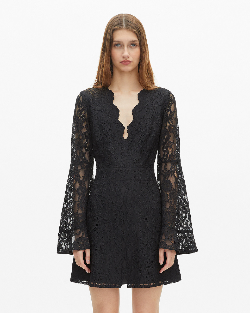 Short dress with flared sleeves in black lace