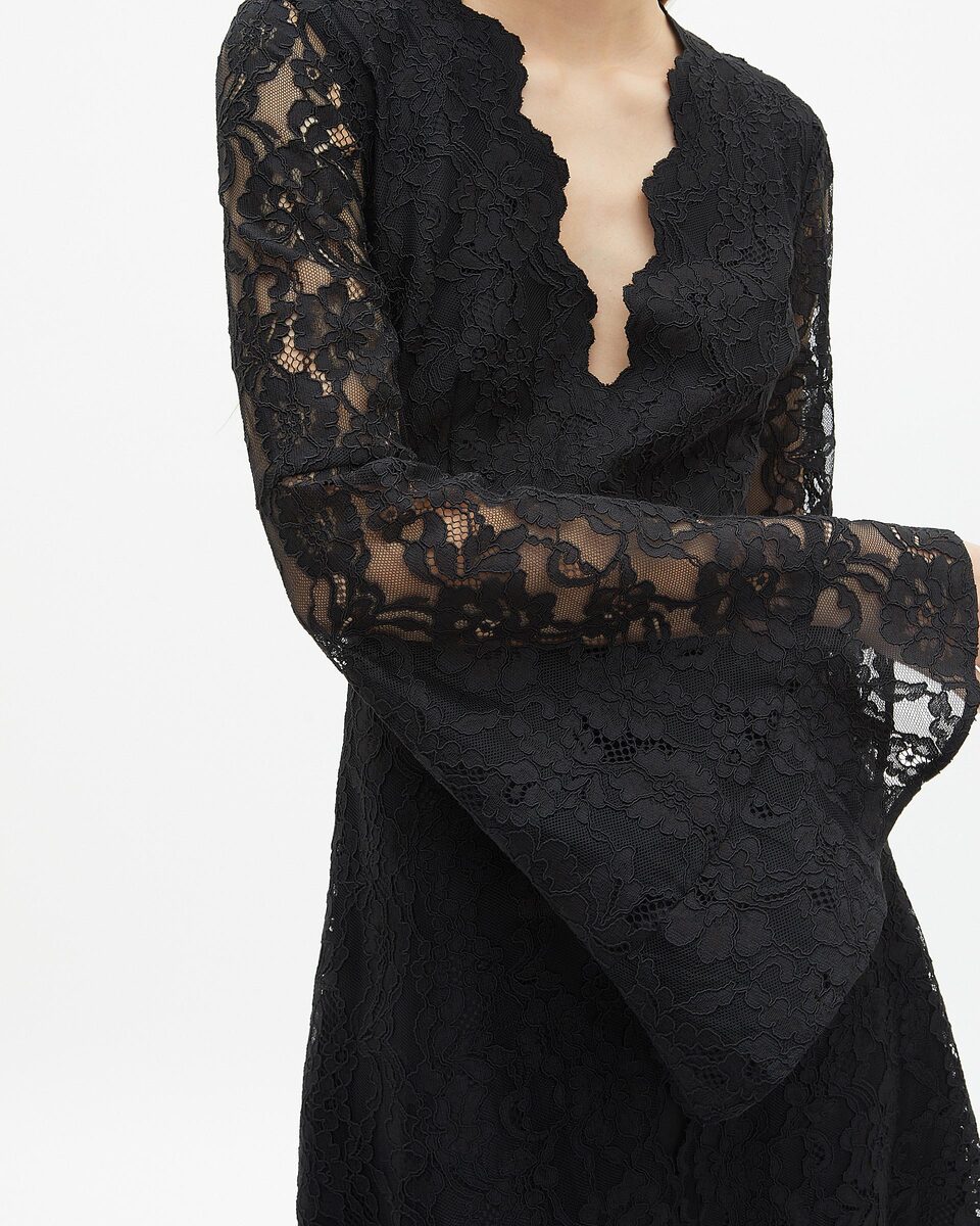 Short dress with flared sleeves in black lace