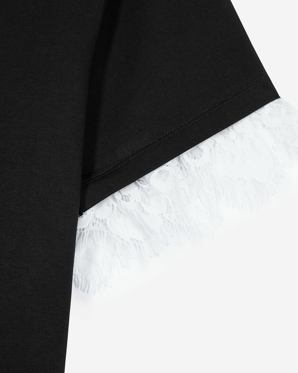 T-shirt with screen print and black lace