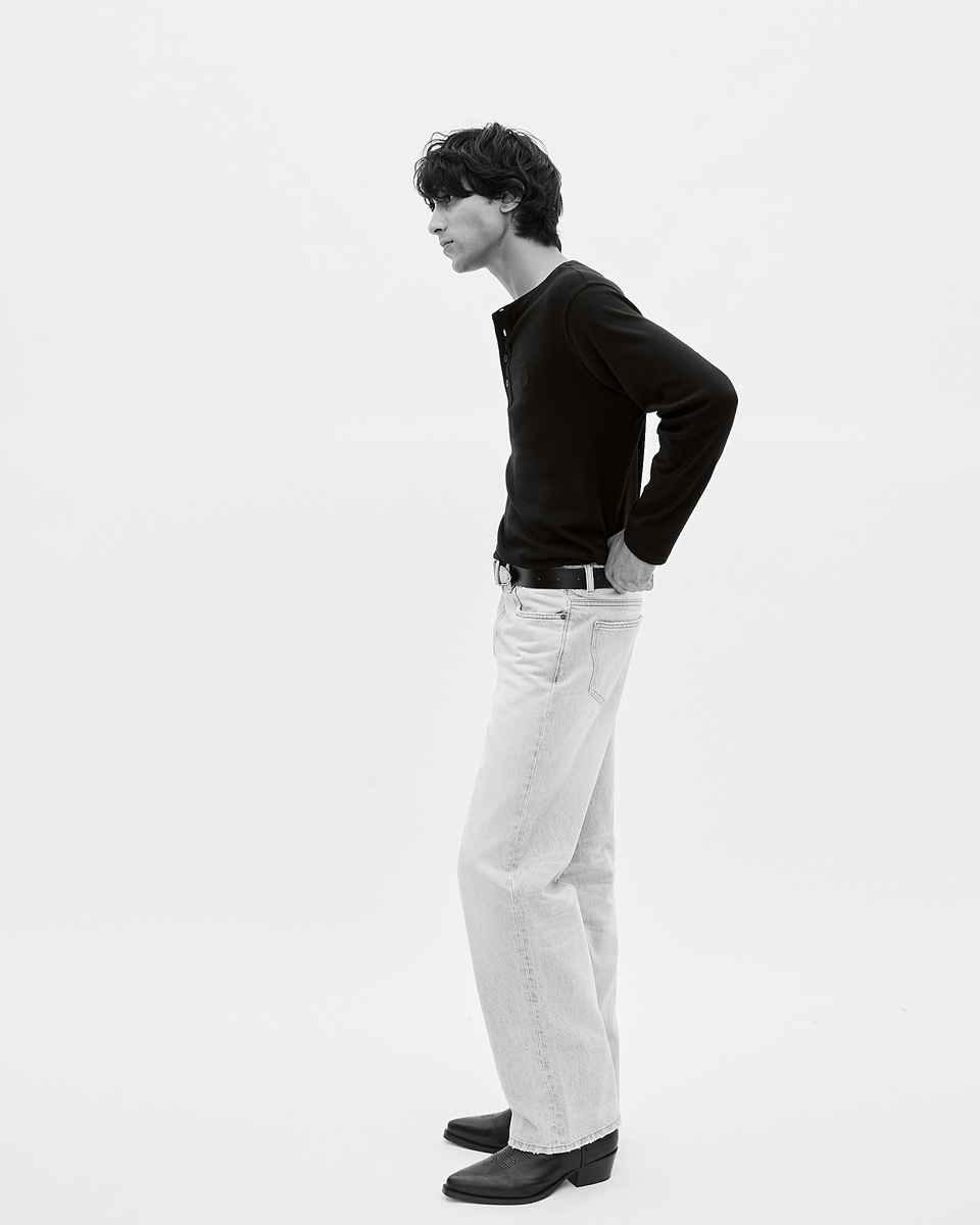 Long-sleeved T-shirt with black crest