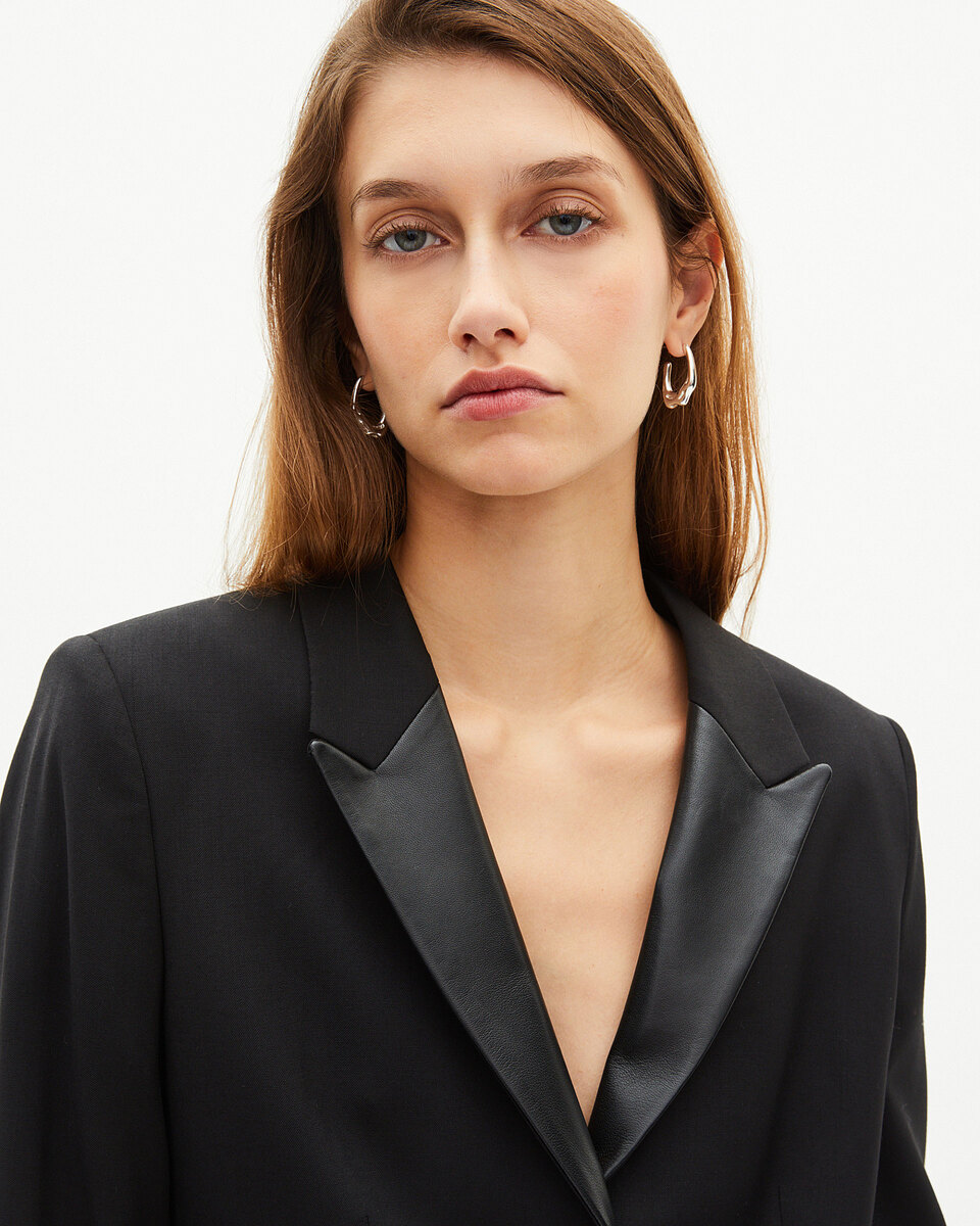 Short dress with black leather collar