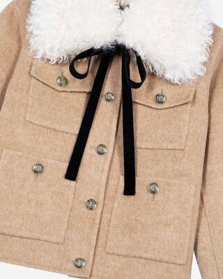 Short wool jacket with beige sherpa collar