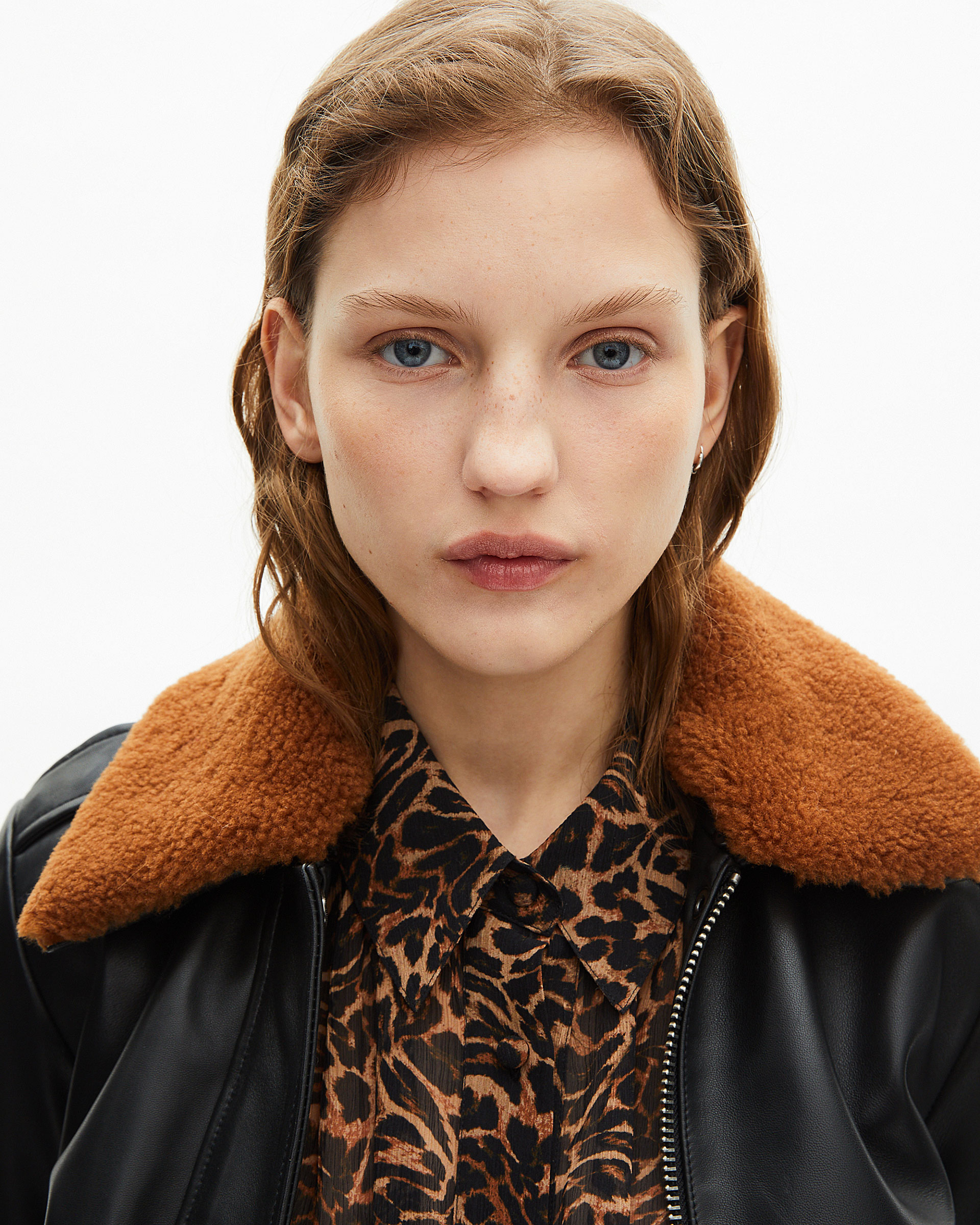 Short black smooth leather jacket with sherpa collar