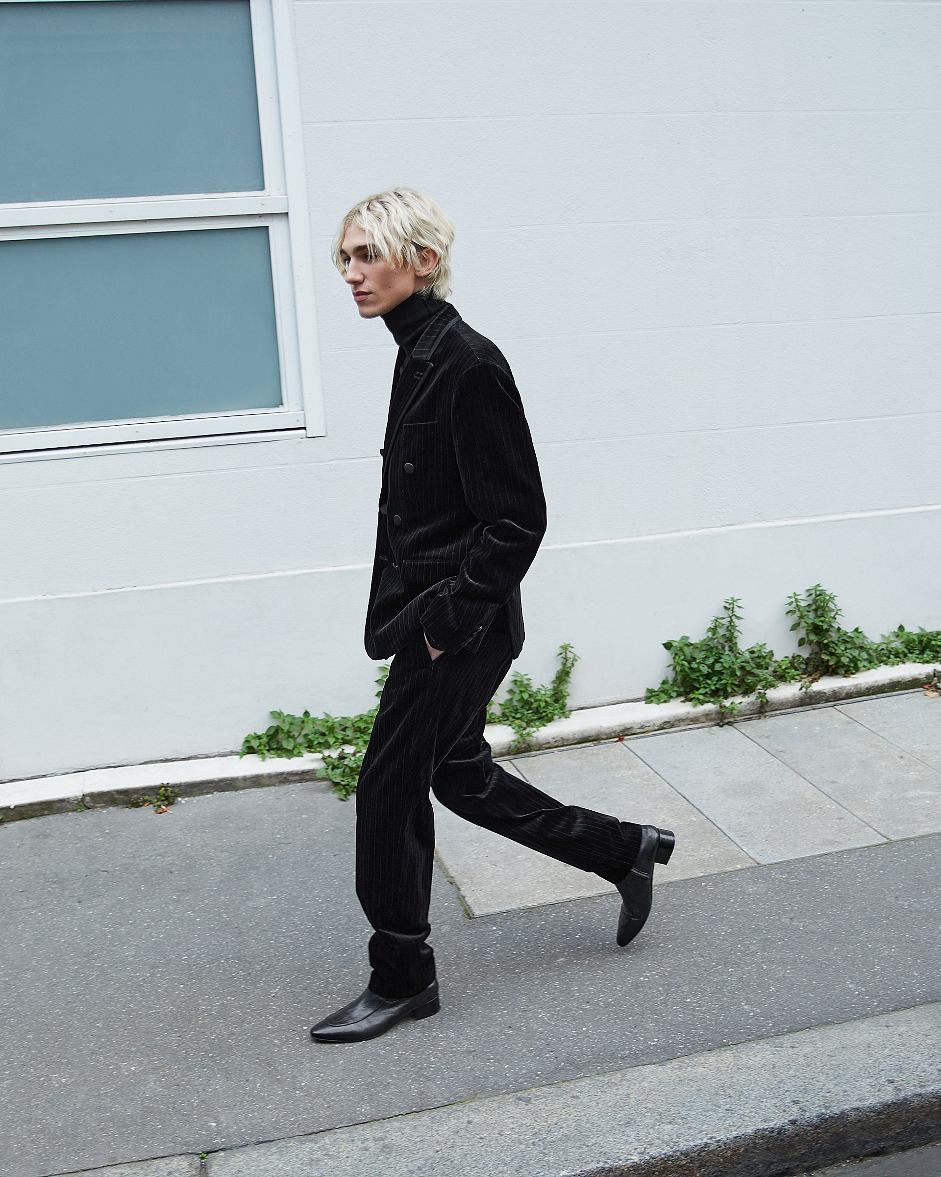 Double-breasted suit jacket in black velvet
