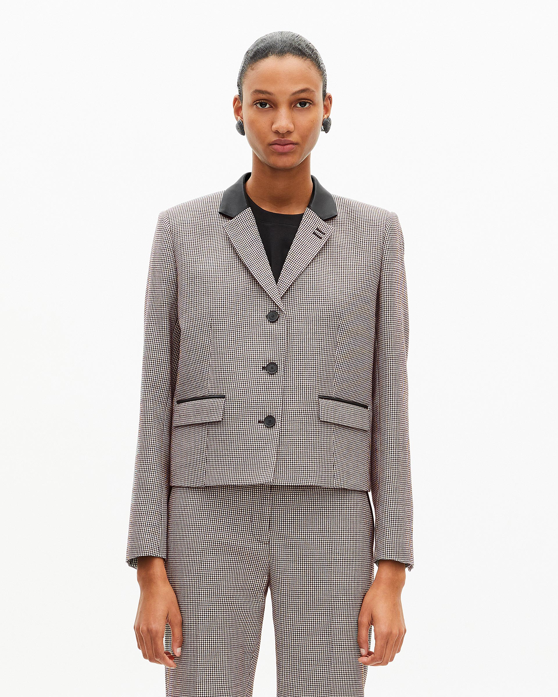 Short black and white houndstooth tailored jacket