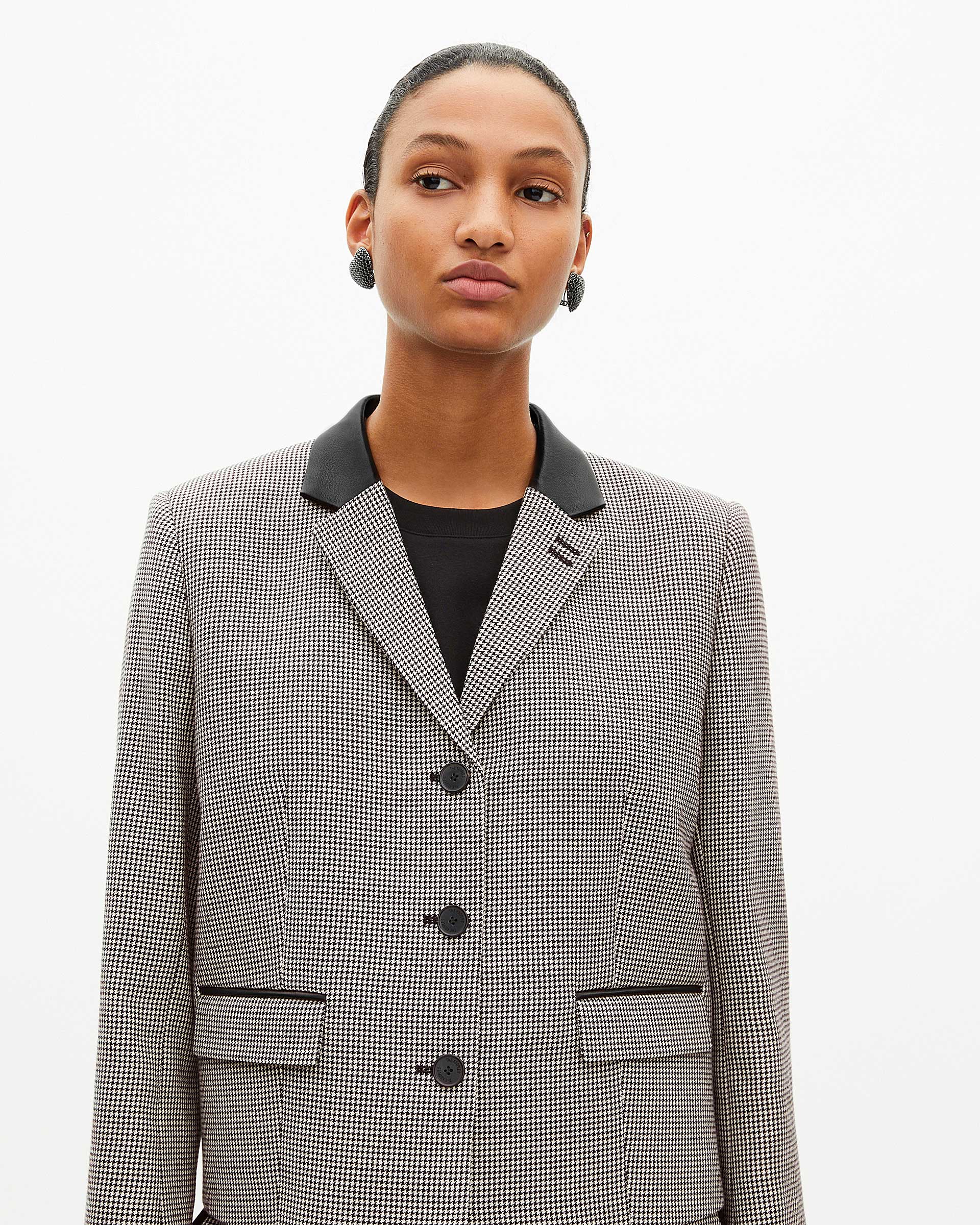 Short black and white houndstooth tailored jacket
