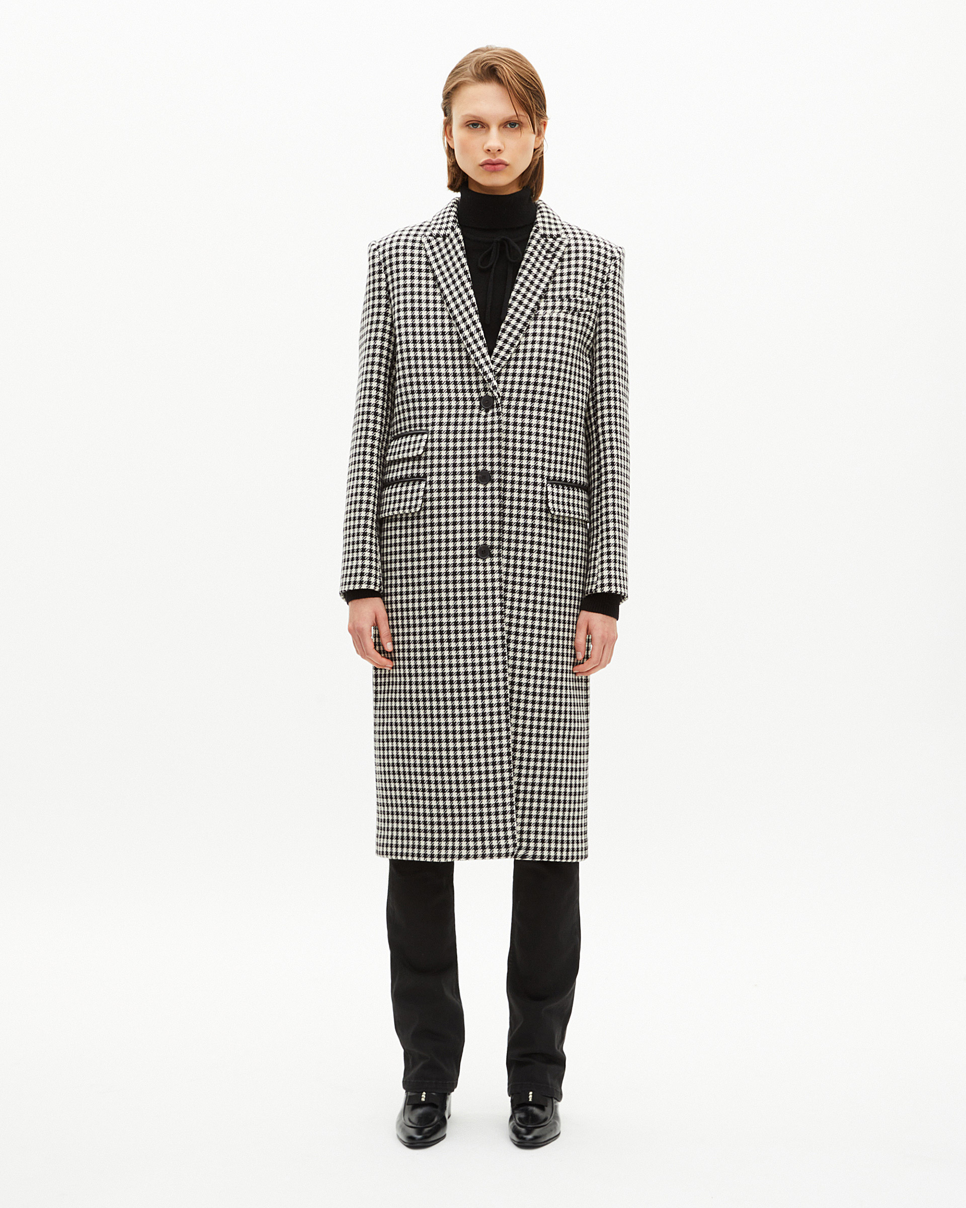 Long houndstooth coat in black and white wool