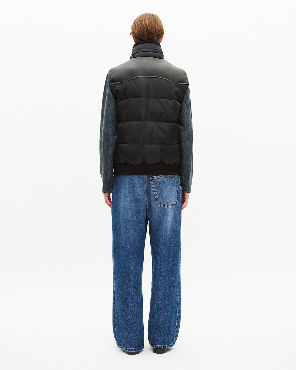 Sleeveless padded jacket with black fur collar