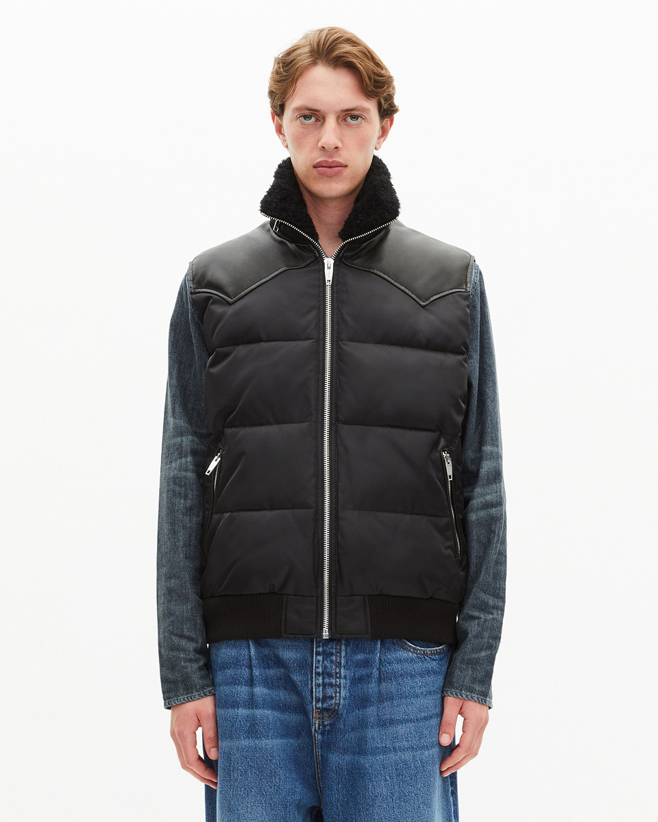Sleeveless padded jacket with black fur collar