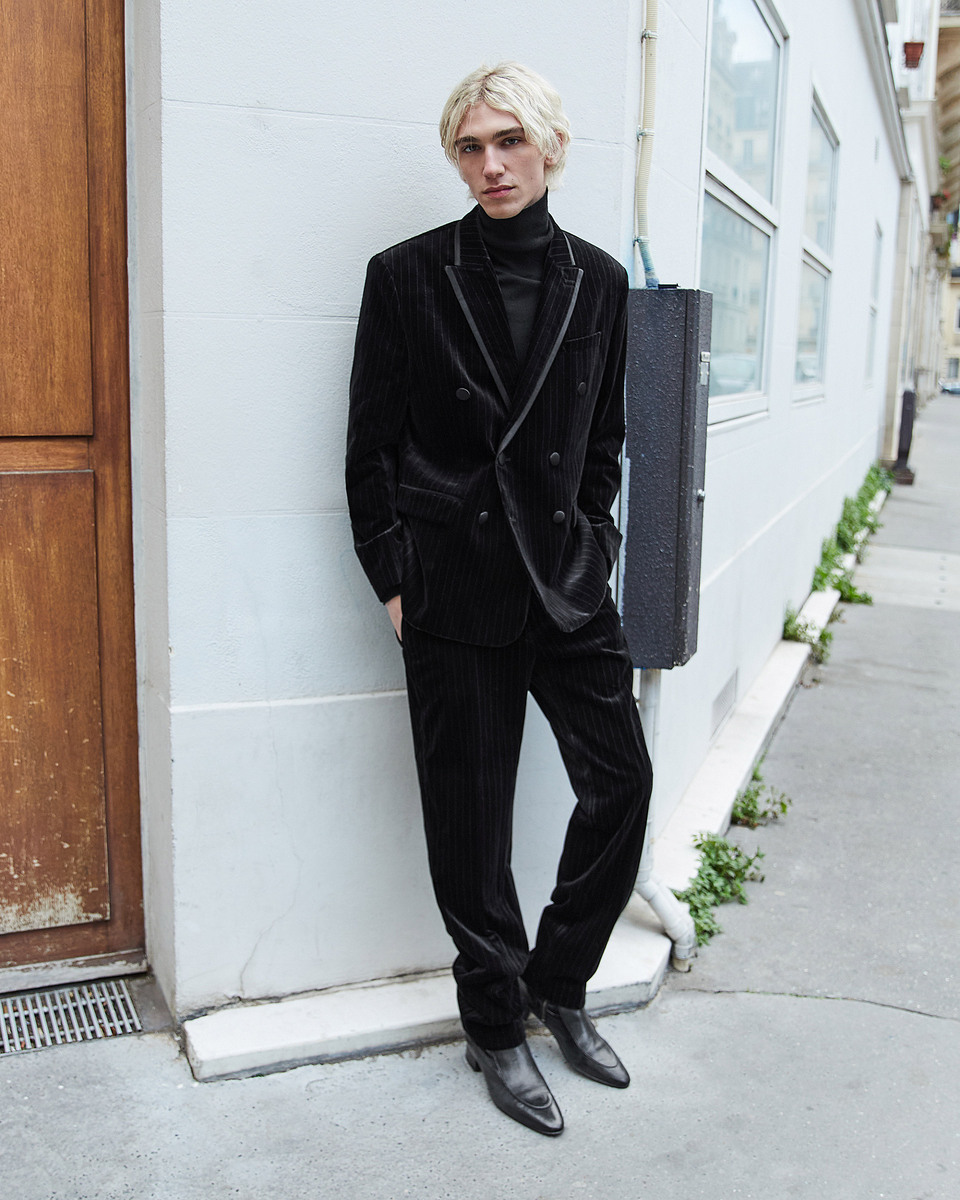 Double-breasted suit jacket in black velvet