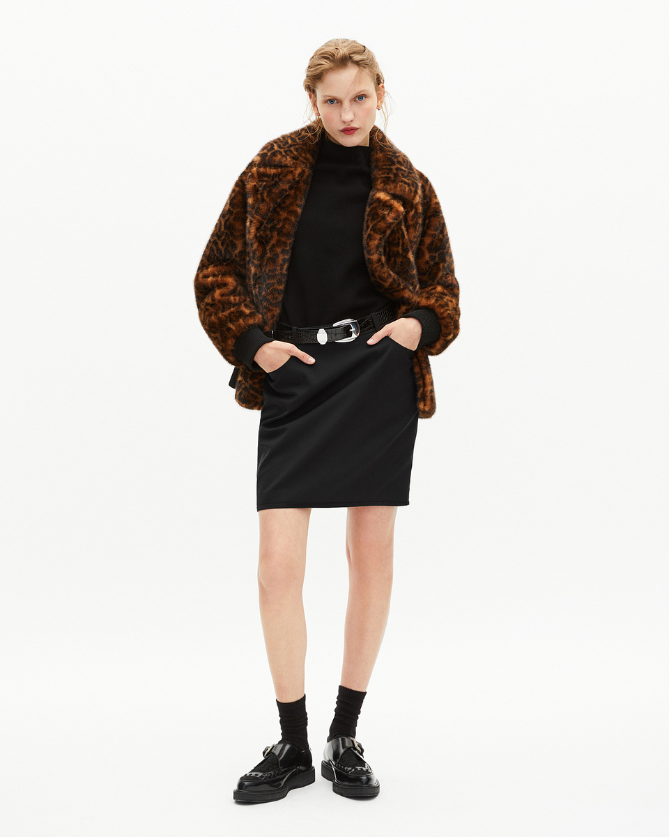 Short skirt with black satin edges