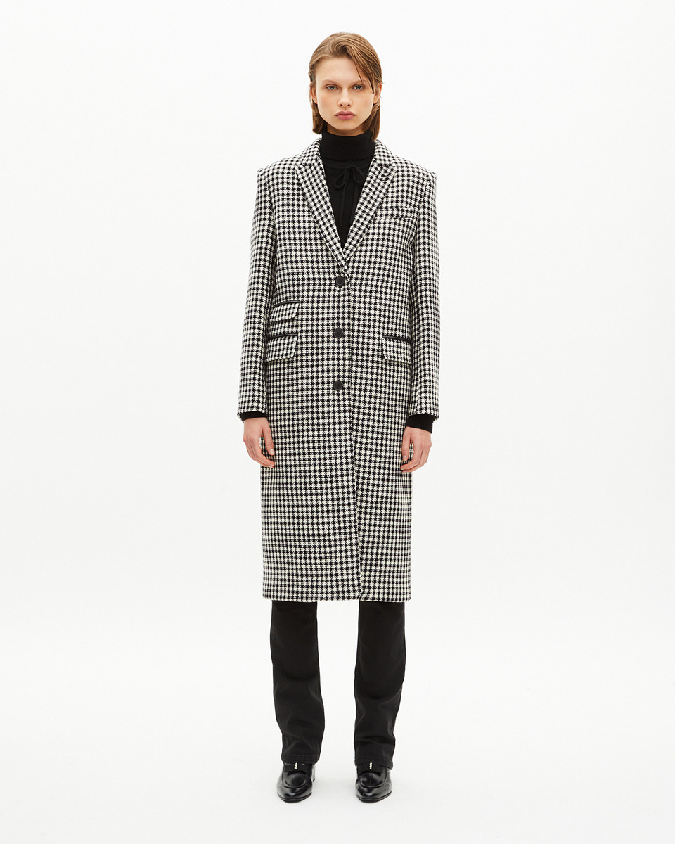 Long houndstooth coat in black and white wool