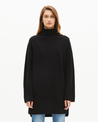 Short dress in black wool