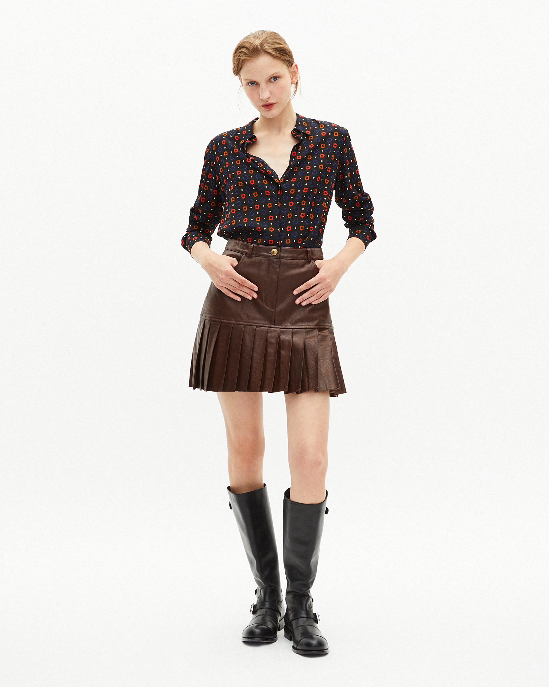 Short pleated skirt in brown leather