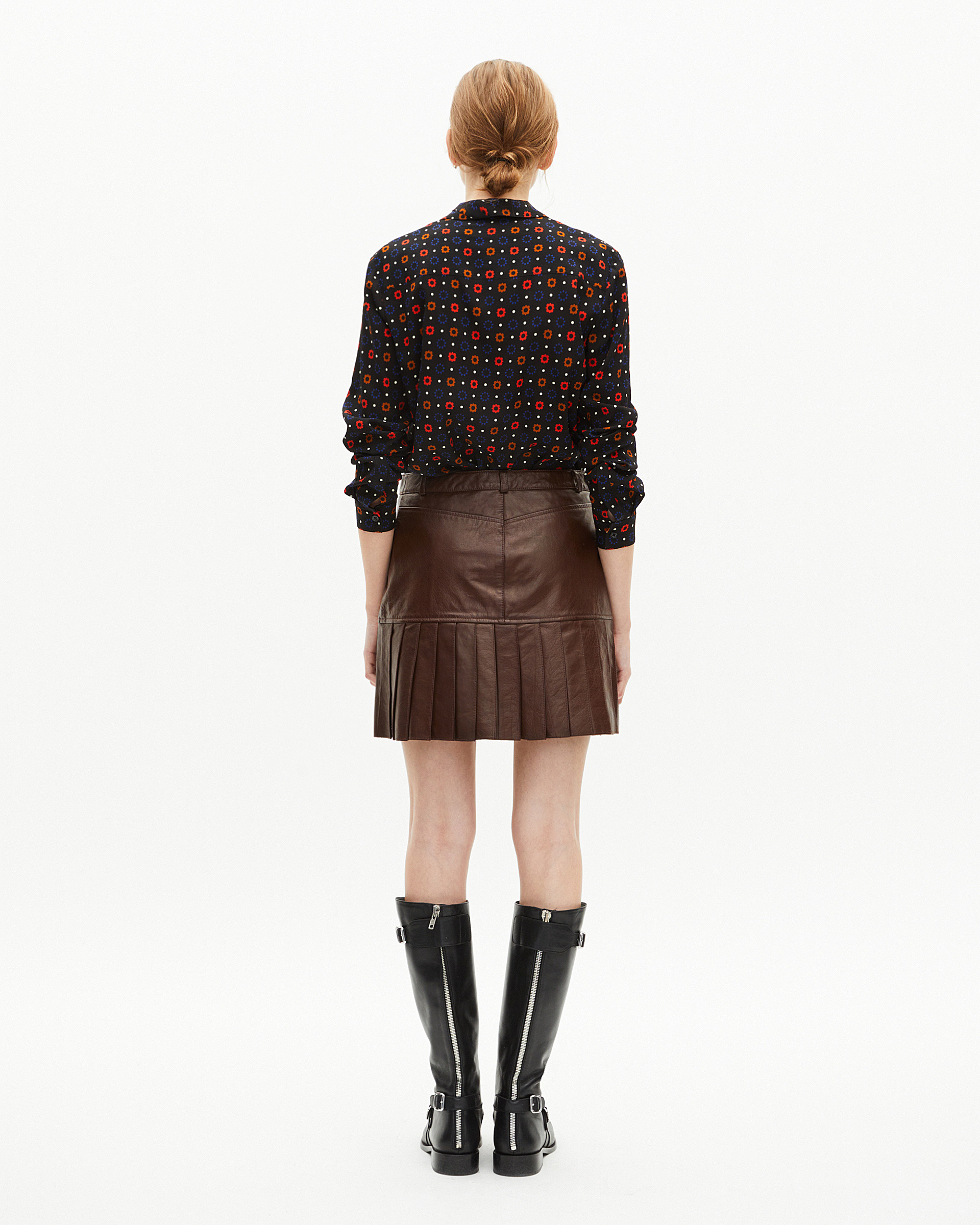 Short pleated skirt in brown leather