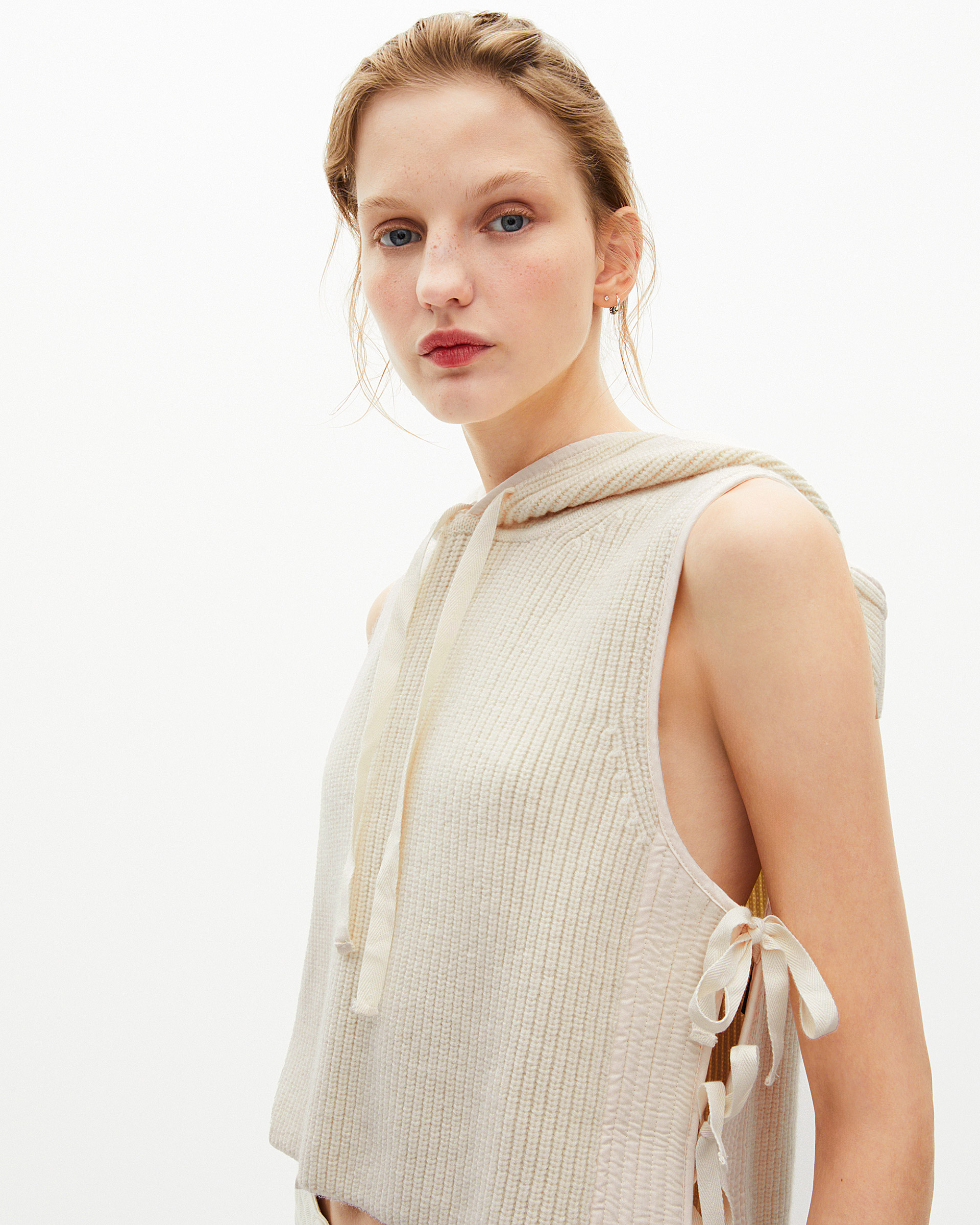 Sleeveless sweater in ecru wool and cotton