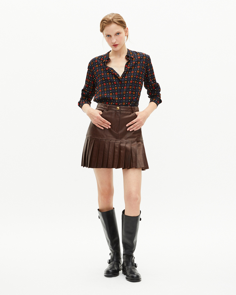 Short pleated skirt in brown leather