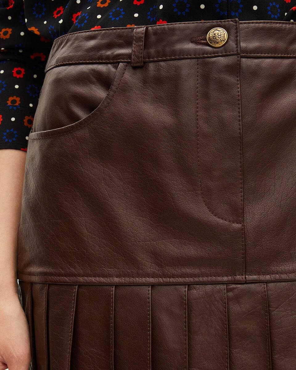 Short pleated skirt in brown leather