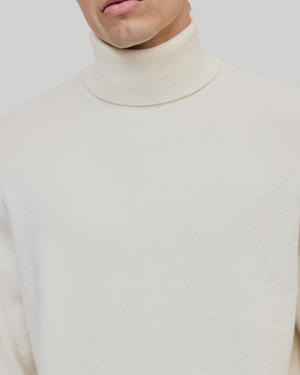 Turtleneck sweater in ecru cashmere