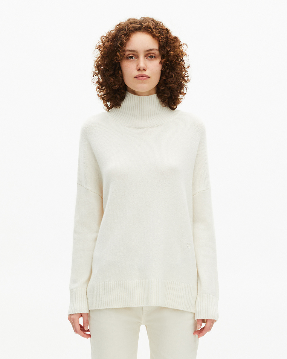 Ecru cashmere stand-up collar sweater