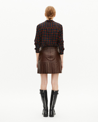 Short pleated skirt in brown leather