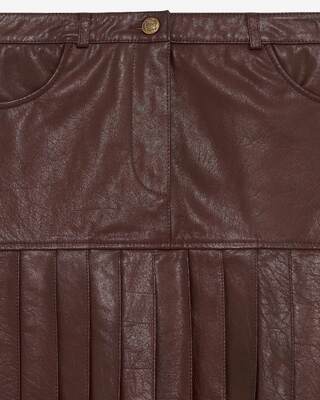Short pleated skirt in brown leather