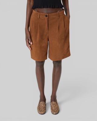 Camel suede Bermuda shorts with darts