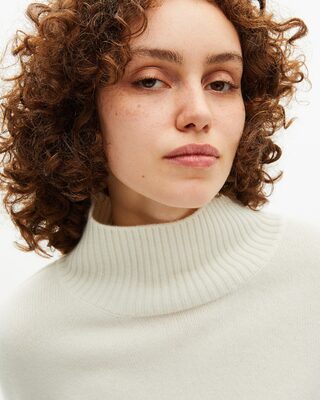 Ecru cashmere stand-up collar sweater