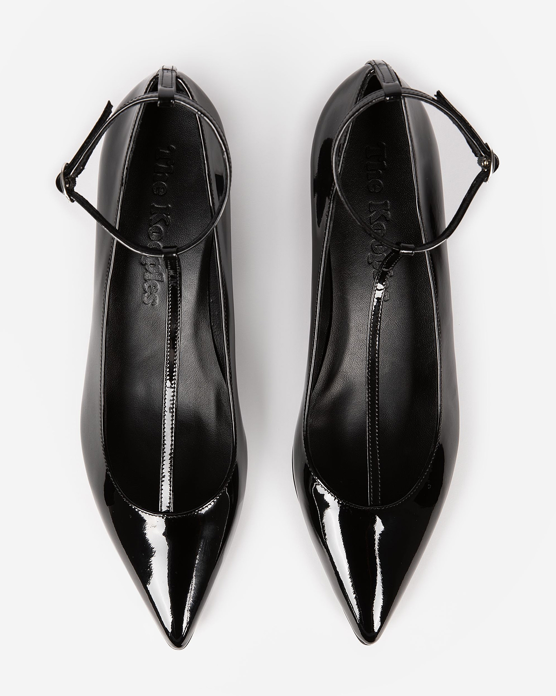 Heeled pumps with black strap