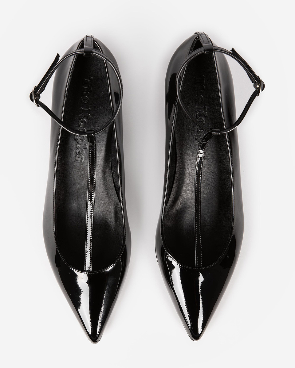 Heeled pumps with black strap