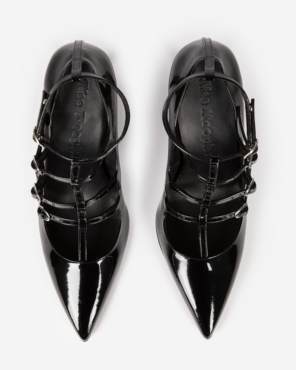 Heeled pumps with black straps